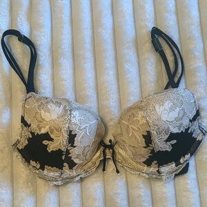 Victoria's Secret Black and Cream Lace Very Sexy Push-Up Bra Brand New